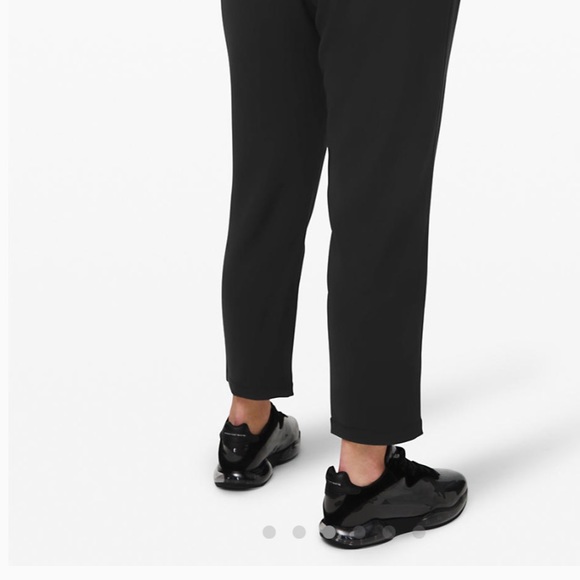 *LULULEMON* ON THE FLY 7/8 PANT *WOVEN - Picture 4 of 6